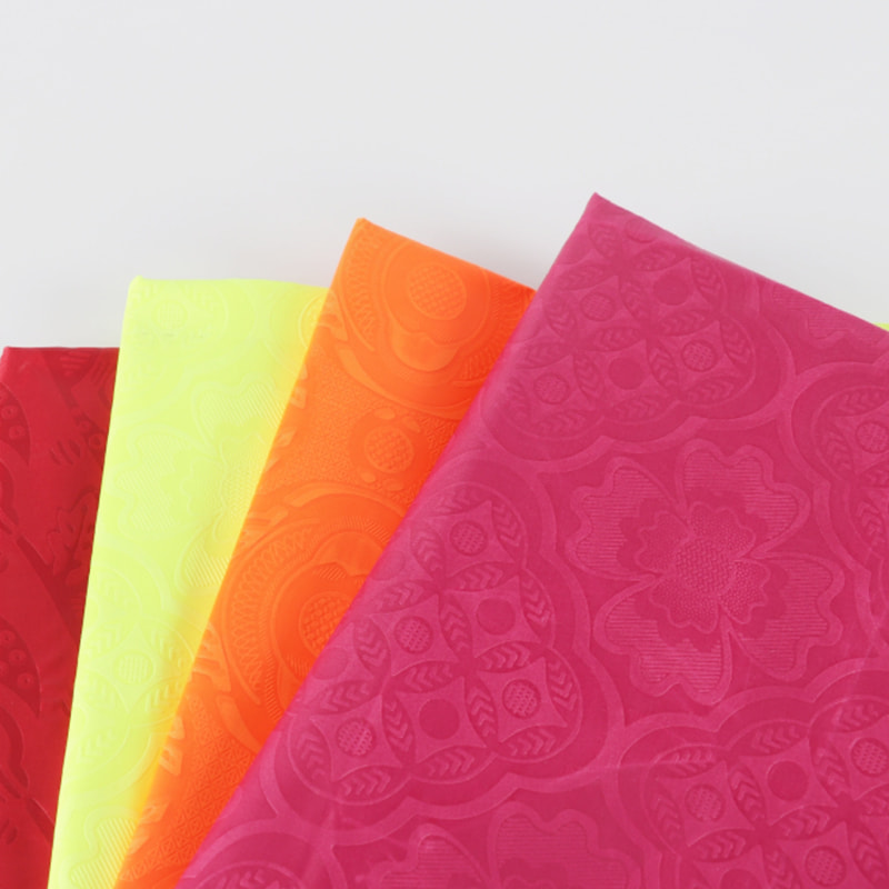 TMIE-08-2-2 110GSM Medii ponderis opus geris, Apparel Campi Fabricae nitidi coloris tinctum cum 3D vividi Flower Design caelatum Polyester Poplin Fabric